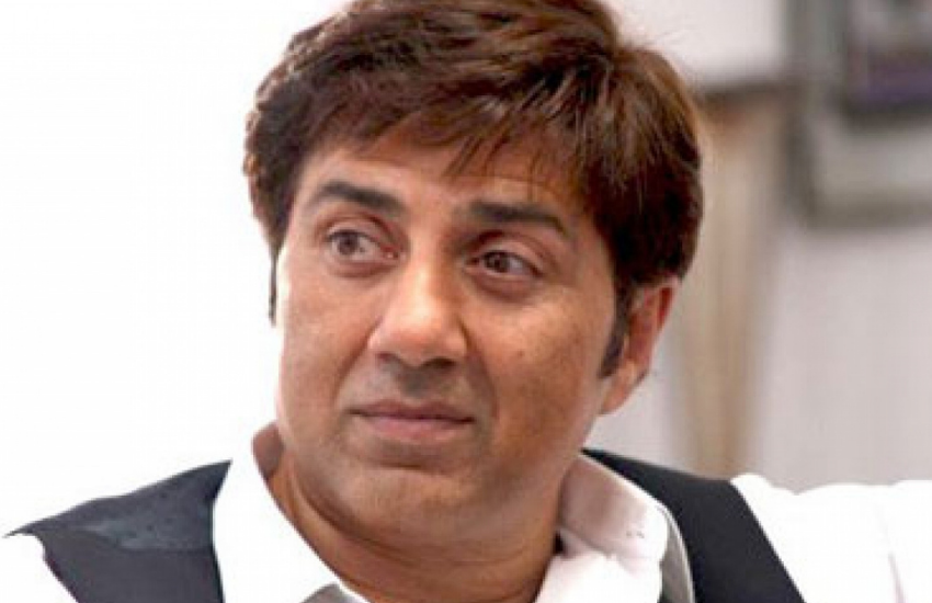 ‘डीनए’ के मुताबिक “1998 में फिल्म निर्माता गुरिंदर चड्ढा और सनी देओल साथ में एक फिल्म में काम कर रहे थे।( स्टेशन मास्टर ने सनी देओल पर जब कर दिया था मुकदमा, अनजाने में हुए गुनाह की लंबी चली थी लड़ाई )