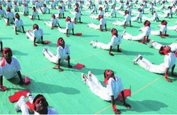 वजन कम करने से लेकर डायबिटीज तक में कारगर है सूर्य नमस्कार, लेकिन भूलकर भी न करें ये 5 गलतियां