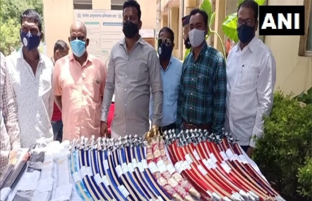 औरंगाबाद पुलिस ने सभी हथियारों को कब्जे में ले लिया है और मामले की ठीक ढंग से जांच करने में जुटी हुई है। (फोटो- एएनआई)
