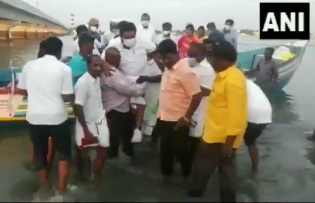तमिलनाडु की द्रमुक सरकार में मत्स्य और पशुपालन मंत्री अनीता आर राधाकृष्णन थिरुवल्लूर जिले का निरीक्षण करने पहुंचे थे। इस दौरान मछुआरे कटाव ग्रस्त इलाके में ले जाने के लिए उन्हें गोद में उठा कर ले गए। (फोटो - एएनआई)
