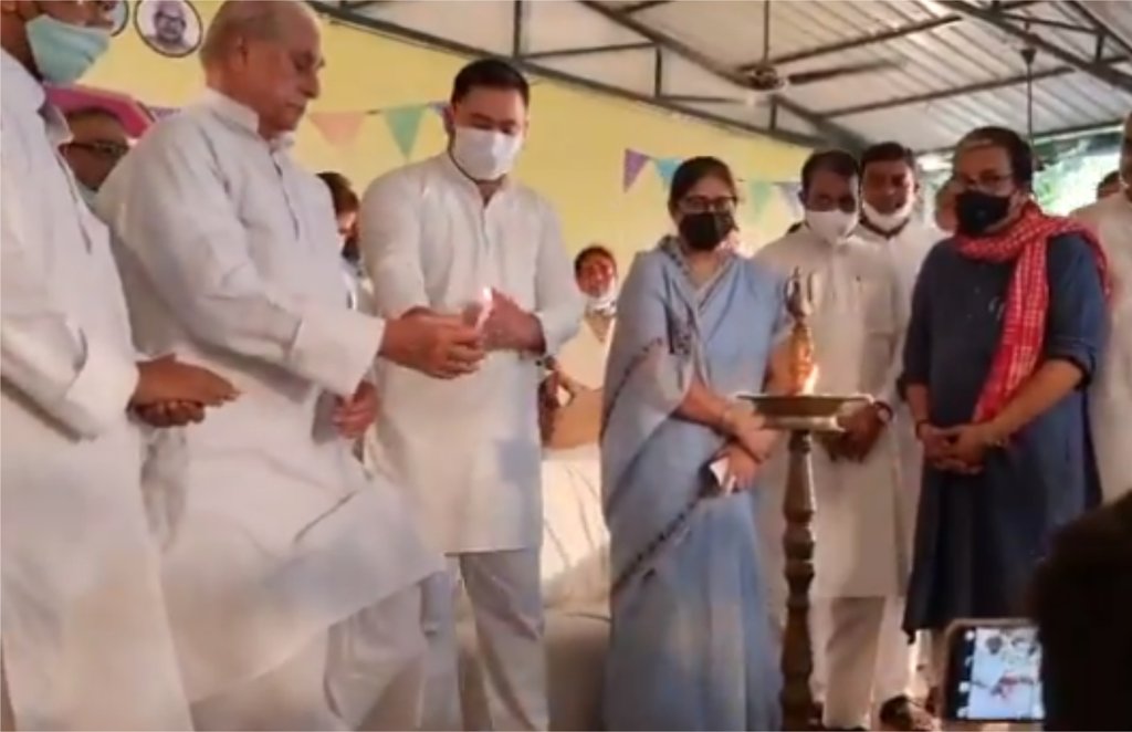 रविवार को राजद स्थापना दिवस की पूर्व संध्या पर पार्टी कार्यालय में तेजस्वी यादव के पहुंचते ही सभी नेता हाथ जोड़कर उनके सम्मान में खड़े हो गए लेकिन प्रदेश अध्यक्ष जगदानंद सिंह अपनी सीट पर ही बैठे रहे। (फोटो - ट्विटर/ShyamRajakBihar)