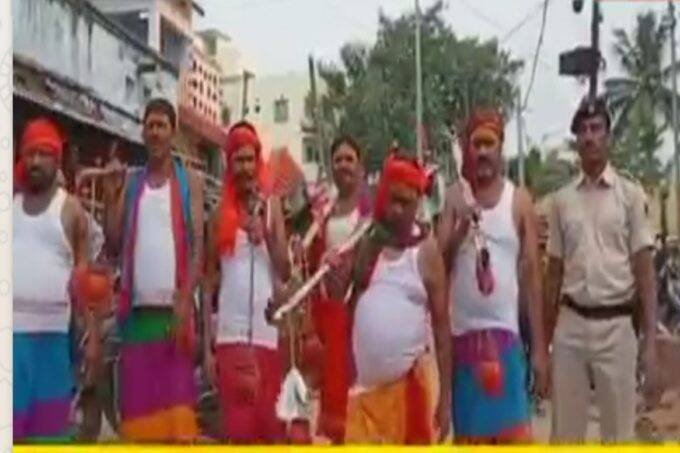 अपने समर्थकों के साथ सावन की पहली सोमवारी पर कांवड़ लेकर भागलपुर के बूढ़ानाथ मंदिर पहुंचे गोपालपुर के जदयू विधायक नरेंद्र कुमार नीरज उर्फ गोपाल मंडल।
