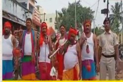 भागलपुर के बूढ़ानाथ मंदिर में जलाभिषेक करने के लिए कोविड-19 के दिशानिर्देश की धज्जियां उड़ाते दिखे जदयू विधायक नरेंद्र कुमार नीरज उर्फ गोपाल मंडल