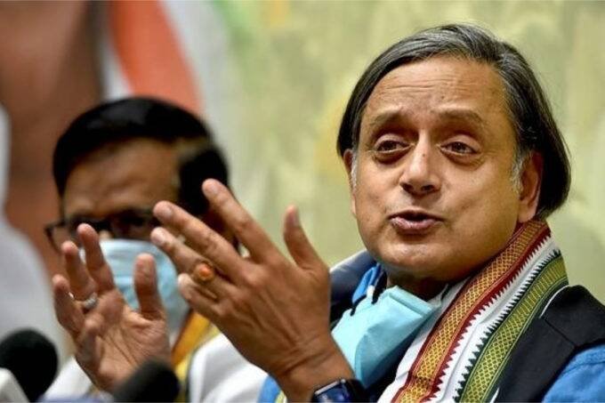 कांग्रेस नेता शशि थरूर ने कहा कि भाजपा एक समुदाय विशेष को निशाना बनाने के लिए जनसंख्या नियंत्रण के मुद्दे को उठा रही है। (फोटो - पीटीआई)