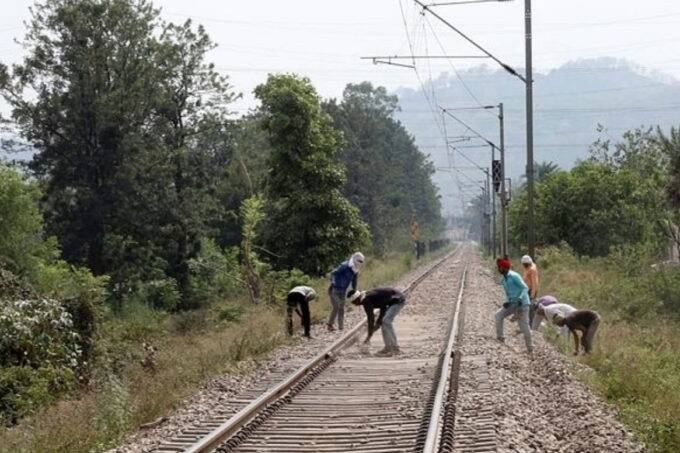 भागलपुर-दुमका रेलखंड पर 100 किलोमीटर रफ्तार से ट्रेन चलाने का सफल ट्रायल हो चुका है। लेकिन ट्रेनें 50 किलोमीटर प्रति घंटे की रफ्तार से ही चलाई जा रही है। (एक्सप्रेस फोटो)