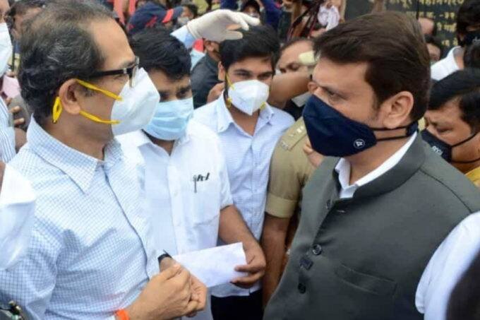 कोल्हापुर के बाढ़ प्रभावित इलाकों का दौरा करने पहुंचे महाराष्ट्र के मुख्यमंत्री उद्धव ठाकरे की मुलाकात अचानक से विपक्ष के नेता देवेंद्र फडणवीस से हो गई। (फोटो - ट्विटर/@Dev_Fadnavis)