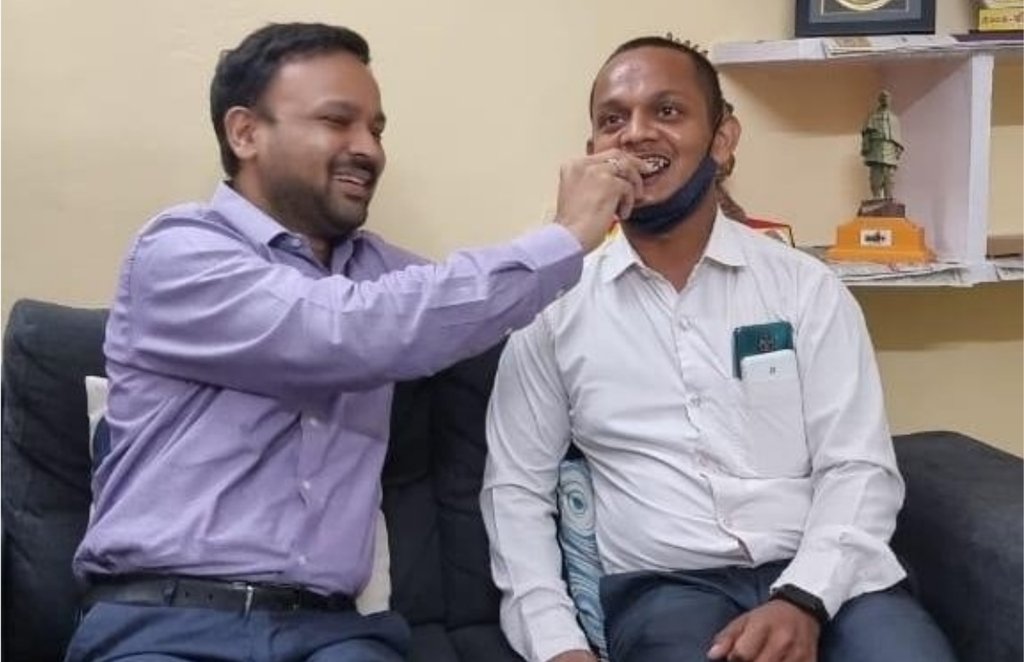 उन्नाव के सीडीओ दिव्यांशु पटेल ने पत्रकार कृष्णा तिवारी को मिठाई खिलाकर मारपीट के मामले को रफा दफा कर दिया। (फोटो - ट्विटर/@Benarasiyaa)
