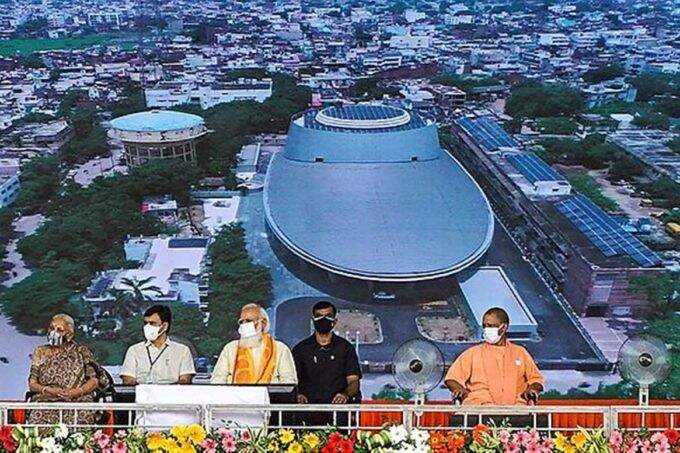 वाराणसी में गुरुवार को रुद्राक्ष कन्वेंशन सेंटर के उद्घाटन के बाद मंच पर उपस्थिति प्रधान मंत्री नरेंद्र मोदी, यूपी की राज्यपाल आनंदीबेन पटेल और सीएम योगी आदित्यनाथ। (PTI Photo)