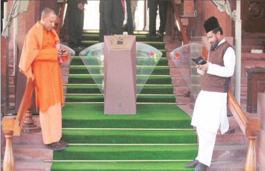 यूपी में सीएम योगी आदित्यनाथ ने जनसंख्या नियंत्रण कानून का मसौदा तैयार कर लिया है। माना जा रहा है कि 2022 में विधानसभा चुनाव से पहले योगी इसे राज्य में लागू कर सकते हैं। हालांकि इसपर काफी विवाद भी हो रहा है। जनसंख्या नियंत्रण कानून पर विवाद के बीच आइए जानें यूपी के बड़े नेताओं में से किसके कितने बच्चे हैं।