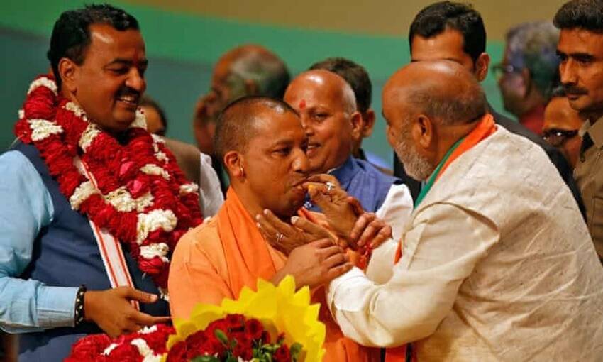 राज्य में तीन अविवाहित मुख्यमंत्री हुए। इन तीनों की कोई संतान नहीं है। इनमें मायावती, योगी आदित्यनाथ और वीर बहादुर सिंह शामिल हैं। (यह भी पढ़ें: दोनों कान में हमेशा सोने की बाली पहनते हैं योगी आदित्यनाथ, जानिए कितने के हैं यूपी सीएम के ये कुंडल )