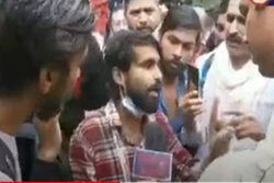 बोलना पड़ेगा जय श्री राम –  पत्रकार को घेर धमकाने लगी भीड़, वायरल वीडियो पर फूटा लोगों का गुस्सा