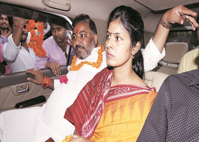 इस घटना ने दयाशंकर सिंह की पत्नी स्वाति सिंह को लाइमलाइट जरूर ला दिया और बीजेपी ने दयाशंकर तो पार्टी से निकाल कर उनकी पत्नी स्वाति सिंह को बीजेपी में मौका दे दिया और उन्हें स्वाति सिंह को भाजपा की महिला प्रकोष्ठ का प्रदेश अध्यक्ष बना दिया गया।