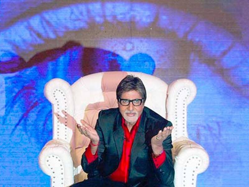 अमिताभ बच्चन भी बिग बॉस होस्ट कर चुके हैं। अमिताभ बच्चन ने सीजन तीन को होस्ट किया था। अमिताभ जितना कौन बनेगा करोड़पति होस्ट कर पॉपुलर हुए, उतनी सफलता उन्हें बिग बॉस से नहीं मिल थी। हालांकि बिग बी ने बिग बॉस में लोगों का खूब मनोरंजन खूब किया था।( सलमान खान के शो बिग बॉस में जब इन स्टार्स ने की थीं बोल्डनेस की हद पार, लिपलॉक कर मचाया था बवाल )