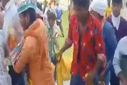 BJP विधायक ने पेट्रोल की बोतल फ्री में देने का लालच देकर जुटाई भीड़, वीडियो वायरल