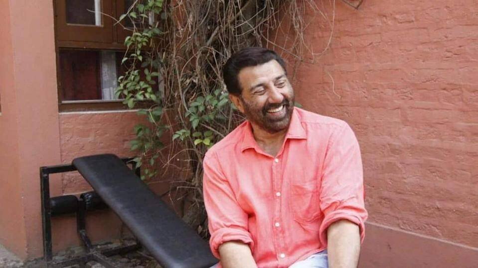 सनी ने बताया था कि लंदन से एक्टिंग कोर्स करने के पीछे दो कारण थे। पहला कि वह वहां बेझिझक सब सीख सकते थे। इंडिया में उनके पिता धर्मेंद्र के कारण वह झिझक बनी रहती।(सनी देओल से पिता धर्मेद्र को है ये शिकायत, कहा-एक छत के नीचे रह कर भी हम करीब नहीं )