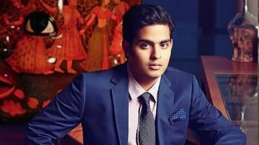 आकाश रिलायंस जियोइंफ़ोकॉम लिमिटेड के साथ ही कंपनी के अलग-अलग सेगमेंट के रोज़मर्रा के कामकाज को देखते हैं। आकाश की दिलचस्पी टेक्नॉलजी में रही है और वो जियो की मेसेजिंग/चैट उत्पादों के डिवेलपमेंट और दूसरी डिजिटल सर्विस एप्लिकेशन पर भी अपन फोकस रखते हैं।