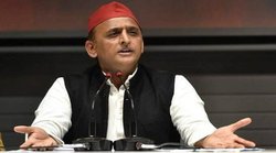 यूपी में खिड़की के जरिए बस में चढ़ते दिखे लोग, अखिलेश यादव बोले – ये है भविष्य को हाथों में उठाए विकास की सीढ़ियां