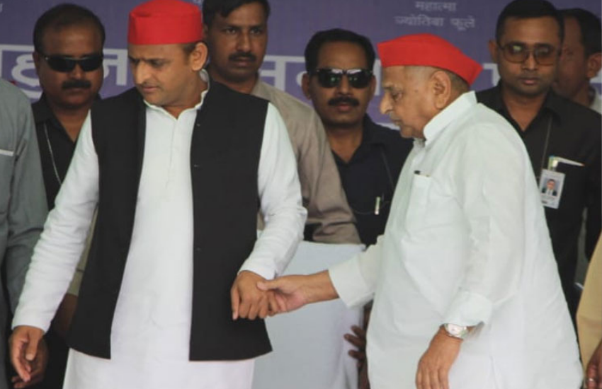 मुलायम सिंह यादव (Mulayam Singh Yadav) और उनके भाई शिवपाल यादव (Shivpal Yadav) के साथ जब अखिलेश यादव (Akhilesh Yadav) का विवाद हुआ था तो उसक झगड़े का फायदा विरोधी पार्टियों ने भी उठाया था। बीजेपी और सपा एक दूसरे के धुर विरोधी रहे हैं और यही कारण था कि पिछले विधानसभा चुनाव में बीजेपी ने मुलायम-अखिलेश के विवाद के मुख्य किरदार रहे शिवपाल यादव को अपना शह दिया था। अखिलेश यादव ने एक इंटरव्यू में यूपी के मुख्यमंत्री योगी आदित्यनाथ (Yogi Adityanath) के साथ चाचा के छुपे संबंधों पर भी वार किया था।