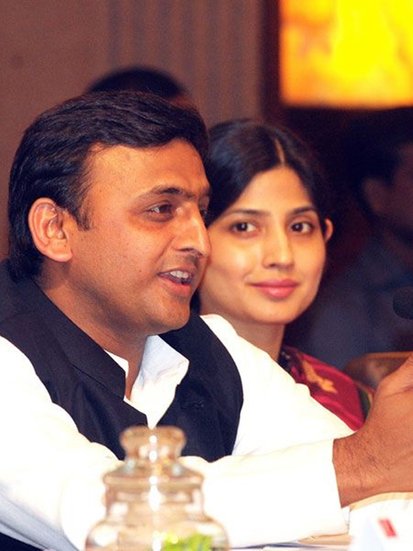 अखिलेश यादव की पत्नी डिंपल यादव भी अपने पति की तरीफ करते नहीं थकतीं। वह कहती हैं कि अखिलेश यादव दूसरे शादीशुदा मर्दों की तरह अपना सारा काम पत्नियों पर नहीं थोपते। ( यह भी पढ़ें: पति की ये बात डिंपल को करती है दुखी, पत्नी की एक आदत से अखिलेश को भी है चिढ़ )