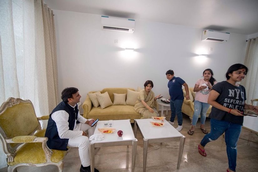 अखिलेश की सबसे बड़ी बेटी का नाम अदिति है। छोटी बेटी टीना और बेटा अर्जुन जुड़वा हैं। ( यह भी पढ़ें: जब अखिलेश और डिंपल के कारण अपने बॉडीगार्ड पर बुरी तरह भड़क गईं मायावती, जमकर लगाई थी डांट )