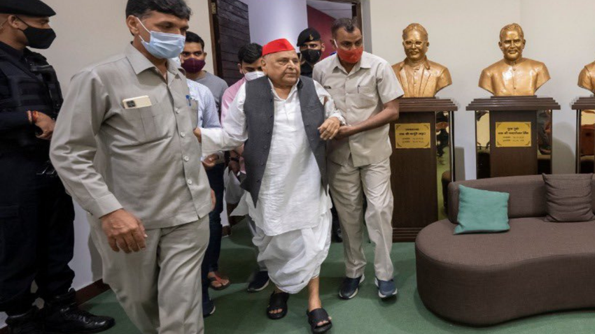 कार्यकताओं और विधायकों से मिलने जाते मुलायम सिंह यादव (All Photos Twitter :yadavakhilesh )