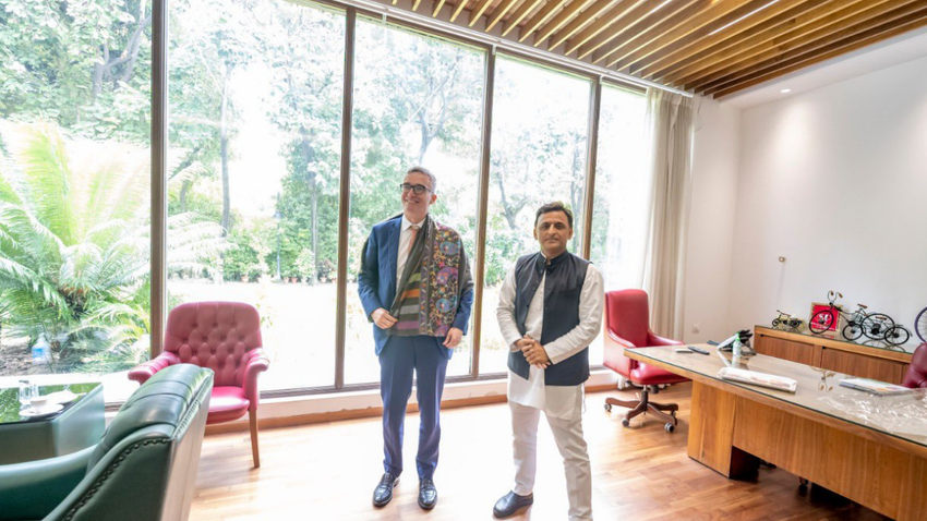 अखिलेश अपने चुनावी मुद्दों और रणनीति के लिए विदेशी मदद भी लेने लगे हैं। इसे भी पढ़ें- बिना मेहनत के सीएम बने हैं अखिलेश, जब मुलायम ने कसा था ताना