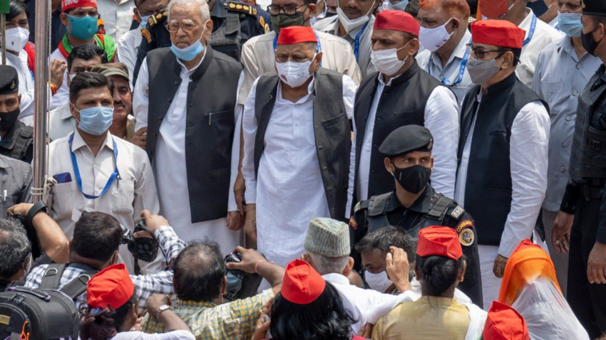 सपा के पार्टी कार्यालय पर मुलायम अखिलेश के साथ नजर आए थे। मौका था स्वतंत्रता दिवस का। इसे भी पढ़ें-मुलायम तो बुढा गए हैं, इसलिए हम साथ हैं, जब लालू प्रसाद यादव ने अखिलेश का किया था बचाव