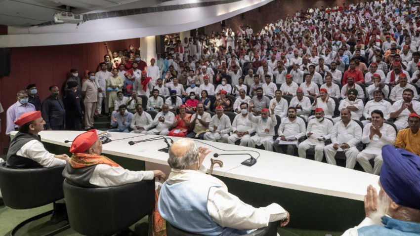 सपा का चुनावी बिगुल बजाने में मुलायम भी इस बार अखिलेश के साथ नजर आए। विधायकों के साथ बैठकों में पिता अखिलेश के साथ नजर आ रहे हैं।