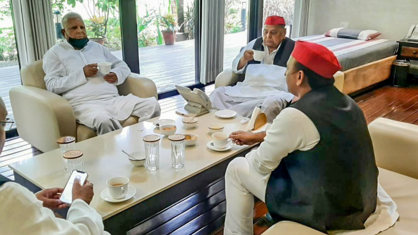 अखिलेश भी लालू और मुलायम के साथ चर्चा में शामिल थे। अखिलेश, मुलायम का घर छोड़कर अलग रहने लगे थे और तब से वह मुलायम के घर बहुत कम जाते थे, लेकिन अब स्थितियां बदलती नजर आ रही हैं।