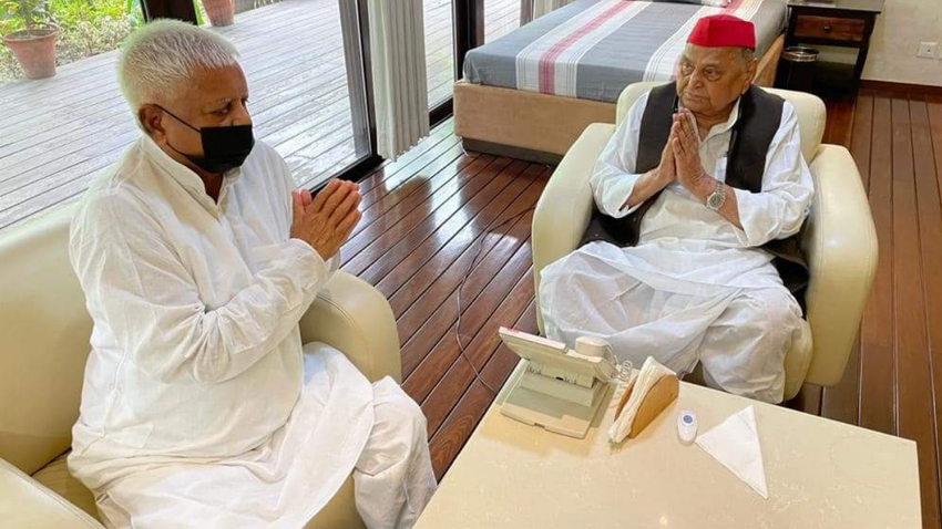लालू प्रसाद यादव पिछले चुनाव में अखिलेश के साथ सभाएं कर रहे थे। हाल ही में दोबारा चुनावी रणनीति पर चर्चा करने के लिए वह मुलायम सिंह यादव के आवास पर नजर आए थे।