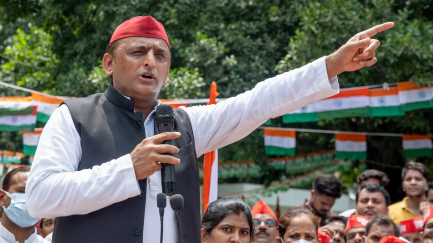 अखिलेश यादव ने पिछला विधानसभा चुनाव अपने दम पर लड़ा था। पिता-पुत्र के बची आई दूरियों असर पिछली बार के चुनाव पर भी पड़ा था, इसलिए इस बार मुलायम और अखिलेश ने गलतियों सीख ले ली है। इसे भी पढ़ें- मुलायम से माफी मांगने की सपा प्रवक्ता ने जब अखिलेश से की थी अपील