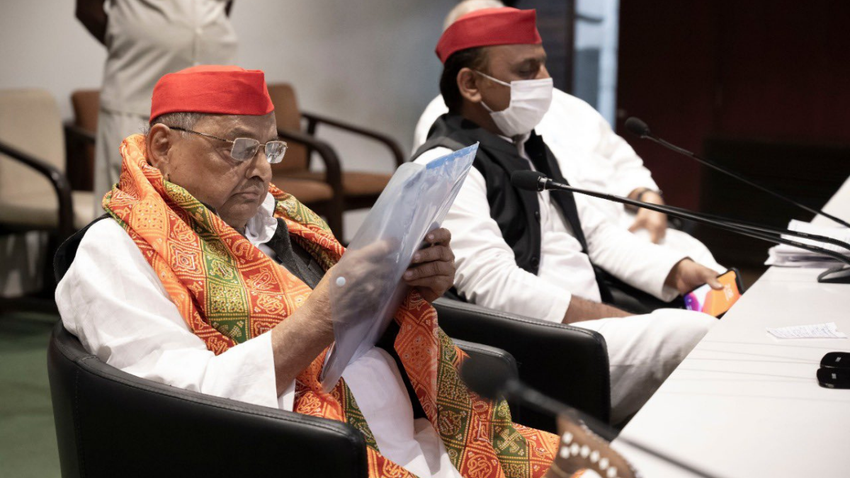 यूपी में विधानसभा चुनाव 2022 (UP assembly elections 2022) में होना है और इसके लिए सपा (SP) ने अभी से कमर कस ली है। पिछले चुनाव की भूल-सुधार करते हुए इस बार पिता मुलायम सिंह यादव (Mulayam Singh Yadav) और बेटे अखिलेश यादव (Akhilesh Yadav) साथ-साथ नजर आने लगे हैं। पिछले चुनाव में मुलायम बेटे अखिलेश के साथ मंच साझा नहीं किए थे, लेकिन इस बार स्थितियां उलट हैं। पिता-पुत्र साथ-साथ नजर आ रहे हैं।