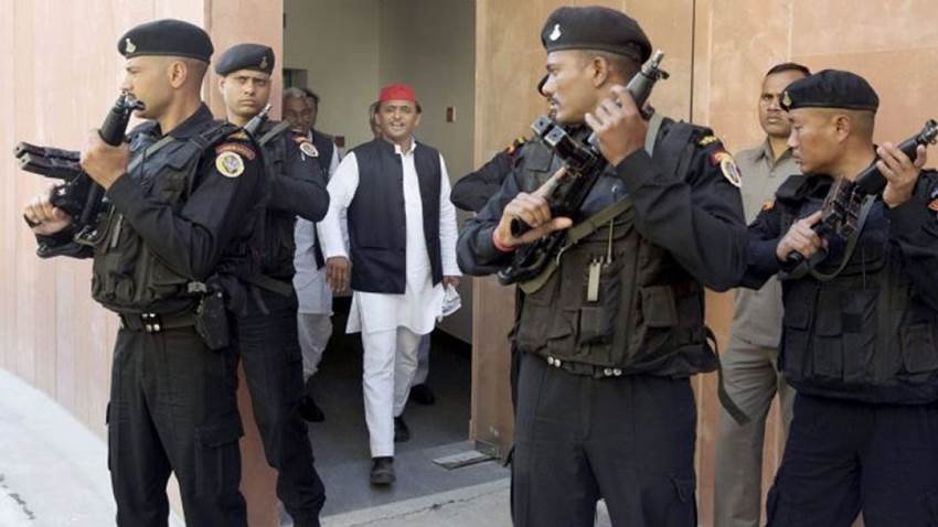 सीएम को धमकी मिलने के बाद पुलिस ने उस युवक को ढूंढ़ निकाला। अखिलेश के मुताबिक उन्होंने पुलिस को आदेश दिया कि उस नौजवान पर कोई कार्रवाई ना की जाए। (यह भी पढ़ें: मुलायम की दूसरी पत्नी हैं साधना, सौतेले बेटे अखिलेश यादव संग ऐसे हैं संबंध )