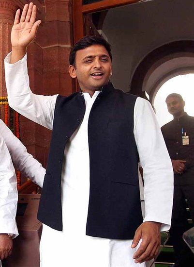 बकौल अखिलेश यादव सीएम बनने के बाद एक युवक लगातार उनसे पूछता था कि चुनाव घोषणापत्र के मुताबिक़ लैपटॉप और टैबलेट कब मिलेगा। (यह भी पढ़ें : 45 मिनट तक डिंपल संग लिफ्ट में फंसे रह गए थे अखिलेश, दरवाजा तोड़ निकाला गया था बाहर)