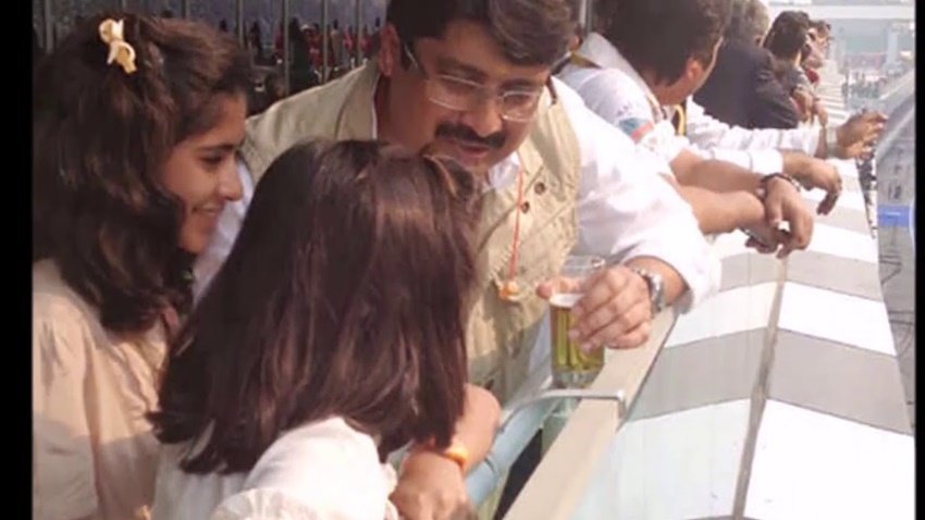 साल 2002 में राजा भैया जुड़वा बेटों के पिता बने थे। हालांकि इस मौके पर वह परिवार के साथ नहीं थे। तब मायावती ने उन्हें जेल में बंद किया हुआ था। (यह भी पढ़ें: जेब से रूमाल निकाल मायावती की जूती साफ करने लगे थे DSP, बसपा चीफ ने देखा तक नहीं था )