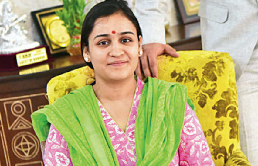 साल 2015 में सपा सरकार के समय अपर्णा की मां एलडीए की तत्कालीन उप सचिव थीं। तब उन पर अपने पति अरविंद सिंह बिष्ट के नाम चांदगंज योजना में 12 हजार वर्ग फीट की करोड़ों रुपये की भूमि का पट्टा आवंटित करने पर भी विवाद हुआ था। इस पट्टे को एलडीए ने बाद में स्थगित कर दिया था।