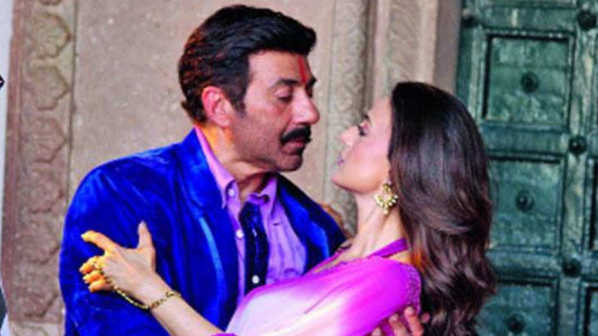 सनी देओल (Sunny Deol) के साथ फिल्म ‘गदर’ में अपनी एक्टिंग से लोगों के दिलों में छाई अमीषा पटेल (Amisha Patel) भले ही अब फिल्मों में कम नजर आती हैं, लेकिन एक समय वह बेहद डिंमांडिंग एक्ट्रेसेस में शुमार थीं। सनी देओल संग उनकी जोड़ी को लोगों ने खूब पसंद किया था। हालांकि, उनकी डेब्यू फिल्म साल 2000 में आई ऋतिक रौशन (Hrithik Roshan) की ब्लॉकबस्टर फिल्म ‘कहो ना प्यार है’ थी। अमीषा पटेल प्रोफेशनली तो सक्सेसफुल रहीं, लेकिन अफेयर की बात करें तो उन्हें अब तक कोई सच्चा जीवनसाथी नहीं मिल सका। कभी शादीशुदा संग प्यार कर बैठी अमीषा 46 की उम्र में भी सिंगल लाइफ एंज्वाय कर खुश हैं।