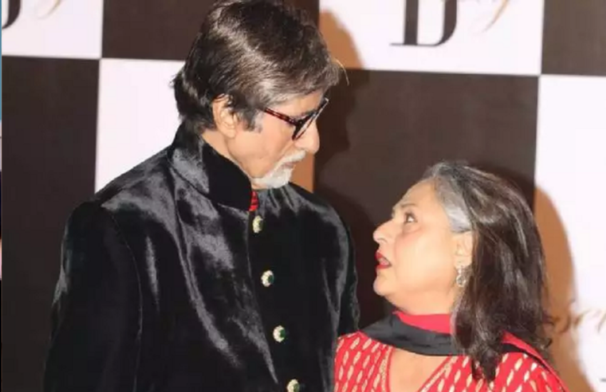 बॉलीवुड के शहंशाह अमिताभ बच्चन (Amitabh Bachchan) वैसे तो बेहद कूल और गंभीर नजर आते हैं, लेकिन एक बार रेखा और परवीन बॉबी संग अफेयर की अफवाह को सुनकर उनका गुस्सा जया बच्चन (Jaya Bachchan) पर सबके सामने ही निकल पड़ा था। पत्रकार करण थापर (Karan Thapar) ने अपनी किताब 'डेविल्स एडवोकेट: द अनटोल्ड स्टोरी'('Devil’s Advocate: The Untold Story')में इस किस्से का जिक्र किया है।