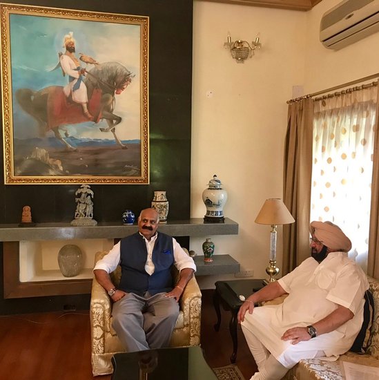 अमरिंदर सिंह अकसर अपने इस बंगले में मीटिंग की तस्वीरें शेयर करते रहते हैं। उनकी तस्वीरों में घर की भव्यता साफ दिखाई देती है।