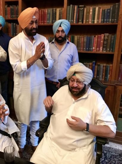 घर में ही भव्य लाइब्रेरी भी है।