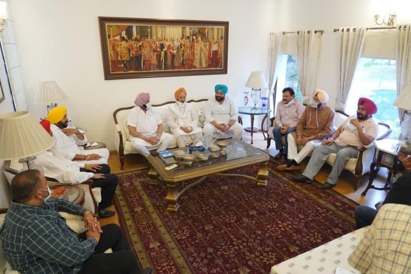 घर अंदर से बेहद आलीशान है। घर की दीवारों पर अमरिंदर सिंह के पूर्वजों की तस्वीरें सजी हुई हैं।