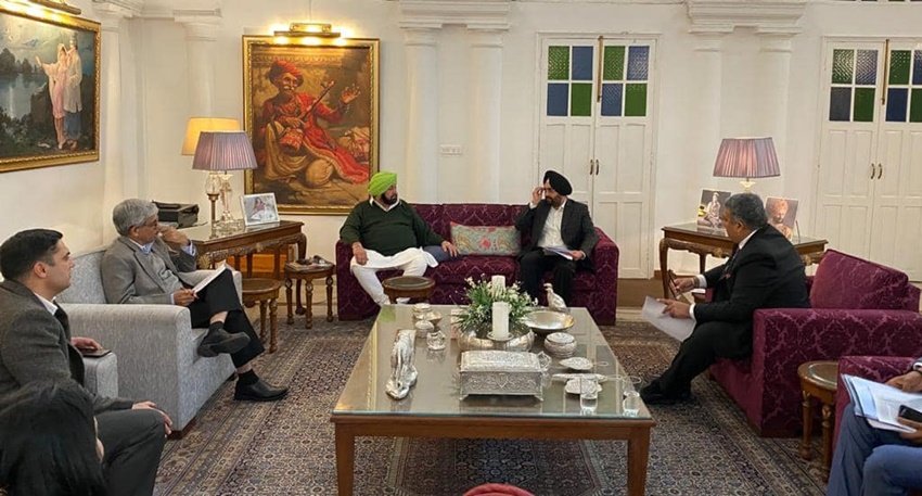 अमरिंदर सिंह की शादी शिमला की रहने वालीं प्रणीत कौर के साथ हुई है। अमरिंदर सिंह परिवार के साथ पटियाला के मोतीबाग पैलेस में रहते हैं।