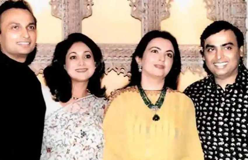 अनिल ने बताया कि बड़े भाई की बात सुनकर टीना हैरानी में आ गई थीं, लेकिन उनकी बहन और भाभी नीता ने इस बात को मजाक बताकर संभाला लिया था।( कभी 50 रुपए के लिए अंबानी परिवार की शादी में इस एक्ट्रेस ने परोसा था खाना, आज जीती है लग्जिरियस लाइफ )