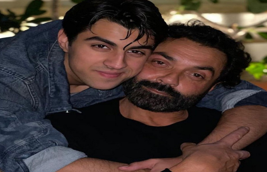 पहली बार आईआईएफए 2018 (IIFA) में बॉबी देओल (Bobby Deol) अपने बेटे आर्यमन देओल ( Aryaman Deol ) के साथ नजर आए थे। इससे पहले उनके बेटे लाइमलाइट से दूर रहते थे। आर्यमान जब पहली बार कैमेरे पर नजर आए तभी लोग उन्हें देखकर धर्मेंद्र (Dharmendra) का न्यूज वर्जन बताया था। तो चलिए देखें, आर्यमान देओल की कुछ खास तस्वीरें
