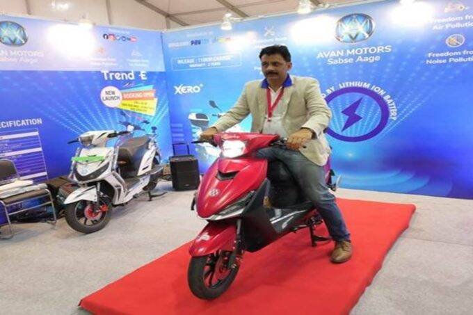 फुल बैटरी चार्ज करने पर 110 किलो मीटर तक की ड्राइविंग रेंज मिलेगी। Photo: Indian Express
