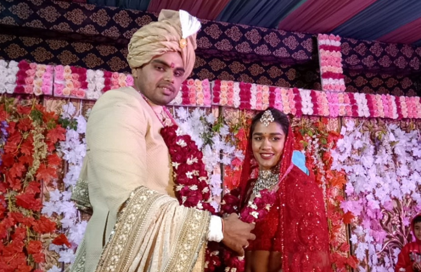 दंगल गर्ल बबीता फोगाट ने अपनी शादी में सात नहीं बल्कि आठ फेरे लिए। भारत केसरी पहलवान विवेक सुहाग के साथ शादी के समय बबीता ने आठवां फेरा ‘बेटी बचाओ-बेटी पढ़ाओ' के नाम पर लिया था।