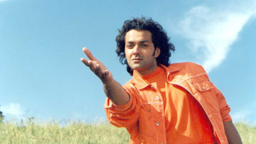बता दें कि जिस रात बॉबी वहां पहुंचे पहले तो लोग उन्हें डीजे के रूप में देखकर अचरज से भर गए और खुश भी हुए।