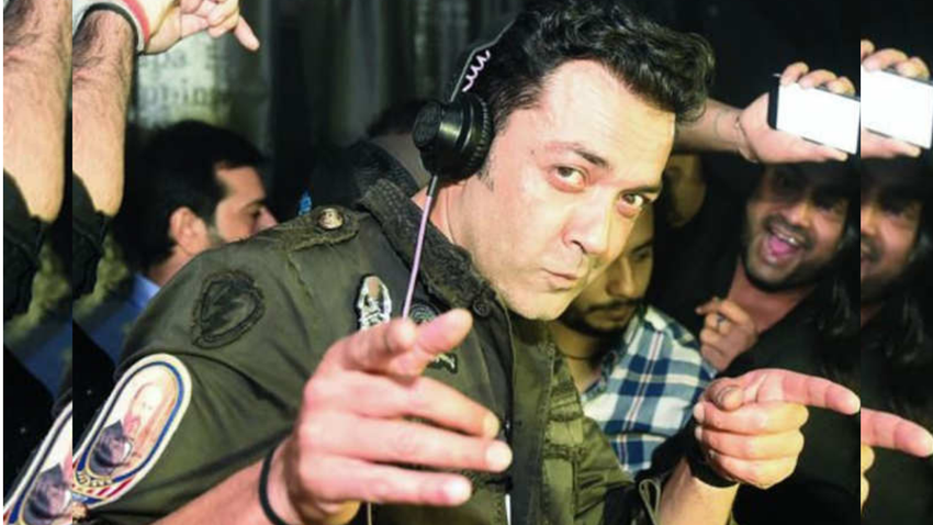 बॉबी देओल (Bobby Deol) की लाइफ में चढ़ाव से ज्यादा उतार देखने को मिला है। उनके बड़े भाई सनी देओल (Sunny Deol) ने भी कहा था कि बॉबी की किस्मत अच्छी नहीं थी। बुरे दौरा में उनके नाम के साथ एक डीजे कांड (DJ Scandal) भी जुड़ा था। क्या था ये कांड और इसके पीछे की सच्चाई क्या थी आइए आज इससे पर्दा हटाएं।
