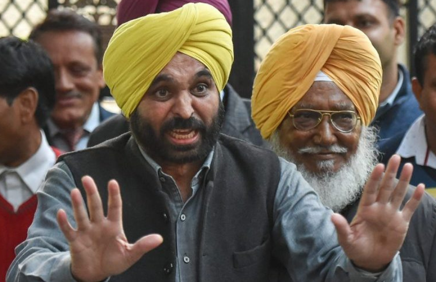 आप नेता भगवंत मान संसद में भाजपा के नोट बंदी से लेकर चुनावी घोषणाओं के पूरा न करने से जनता को होने वाले दुखों पर अपनी राय रख रहे थे।( ‘बीजेपी की प्रयोगशाला में जनता पर होता है एक्सपेरिमेंट’, अखिलेश यादव ने मोदी सरकार पर साधा था निशाना )