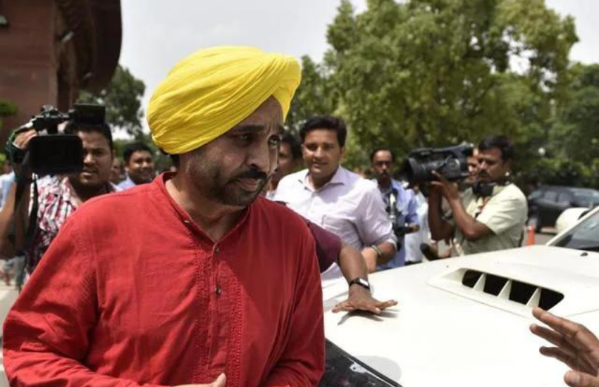 भगवंत ने मोदी सरकार के वादों पर भी प्रहार किया और कहा कि भगवा और हिंदुत्व की बात करने वाली इस सरकार के नागपुर आरएसएस ब्रांच में 52 साल से कभी झंडा नहीं फहरा है।( ‘यहां तो रोमियो पकड़ रहे, ये क्या समझेंगे फिल्मी गाने’-अखिलेश यादव ने योगी-मोदी की उड़ाई थी खिल्ली )